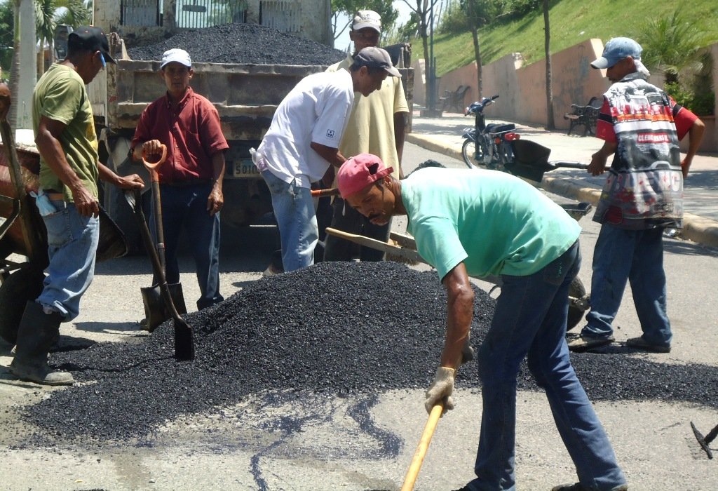 Trabajos en el programa de Bacheo en La Avenida Sosa de Moca